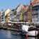 Casas históricas y barcos de madera bordean el paseo marítimo de Nyhavn